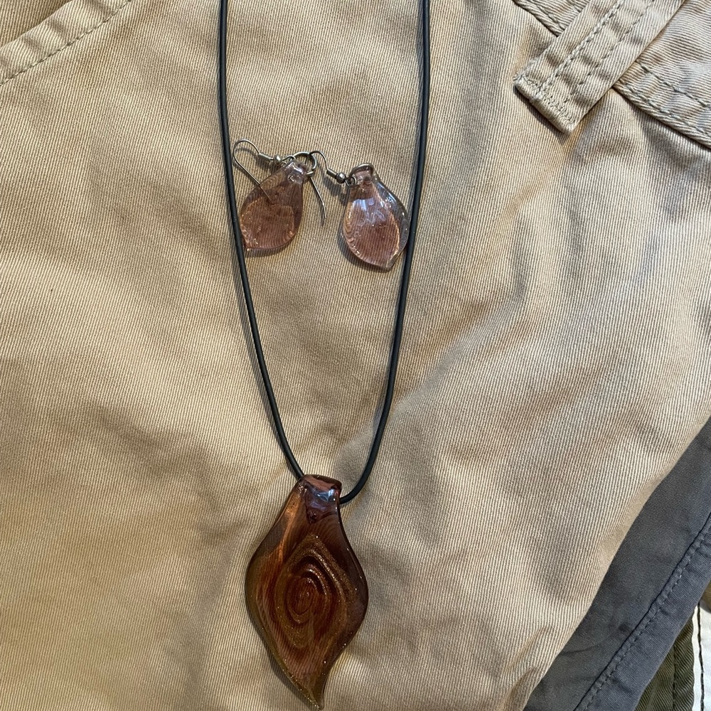 Artisan Pink and Gold Leaf Pendant Necklace Set… NWOT